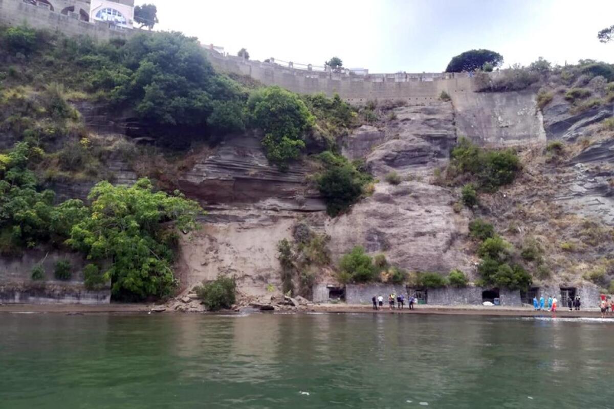 Smottamento a Procida su una spiaggia chiusa al transito, un ferito. - 