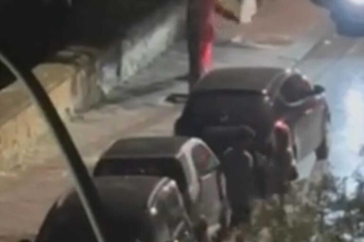 Schiaffeggia ragazza in mezzo alla strada, il video alle forze dell'ordine per identificare l'uomo - 