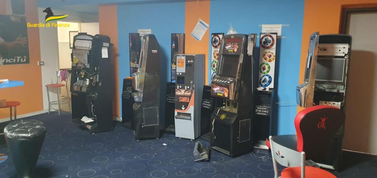 Sequestrate due sale “slot” abusive, oltre a denaro contante pari ad 4.500,00 euro. Multe per 110 mila euro. - 