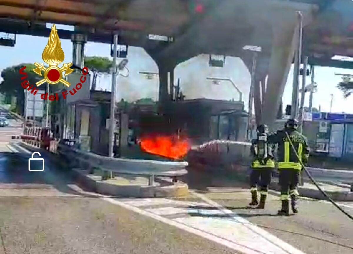 Auto prende fuoco mentre paga pedaggio autostradale al casello. - 