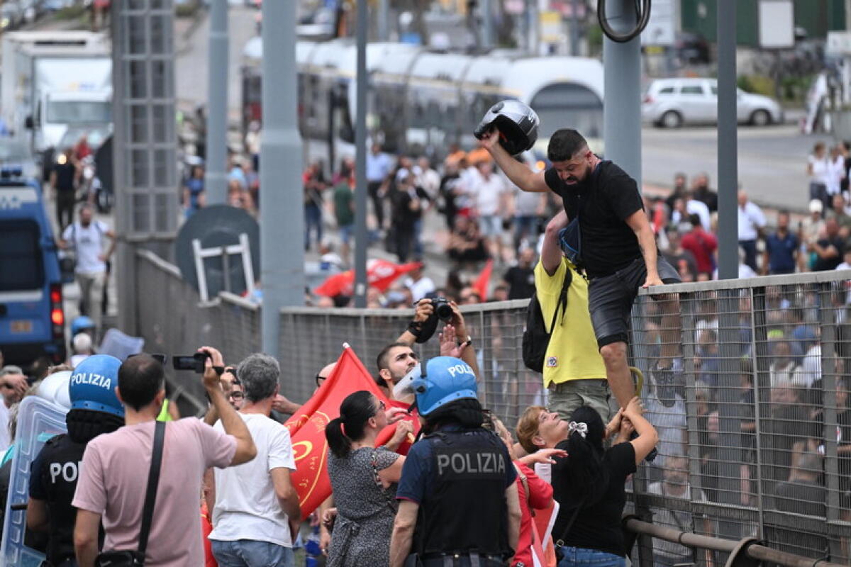 Protesta per reddito di cittadinanza incidenti a Napoli - 
