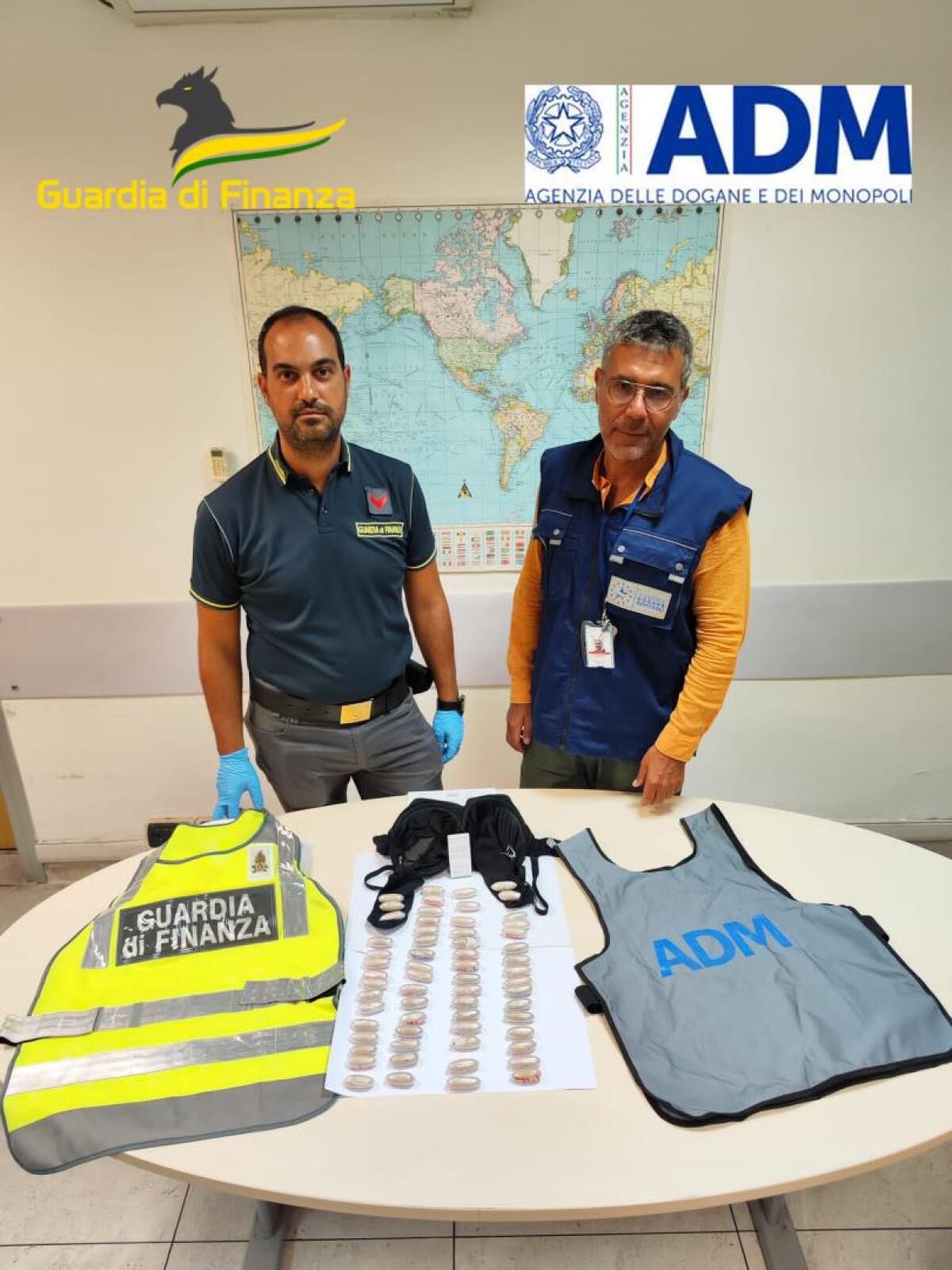Nelle parti intime nascondeva 62 ovuli contenenti 700 grammi di eroina, arrestata all'aeroporto di Capodichino. - 