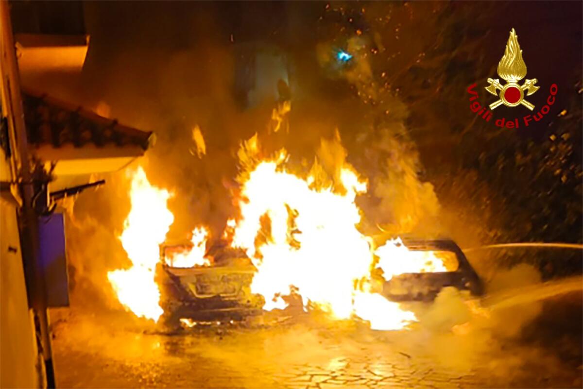 Due auto in fiamme nella notte a Solofra e Monteforte Irpino - 
