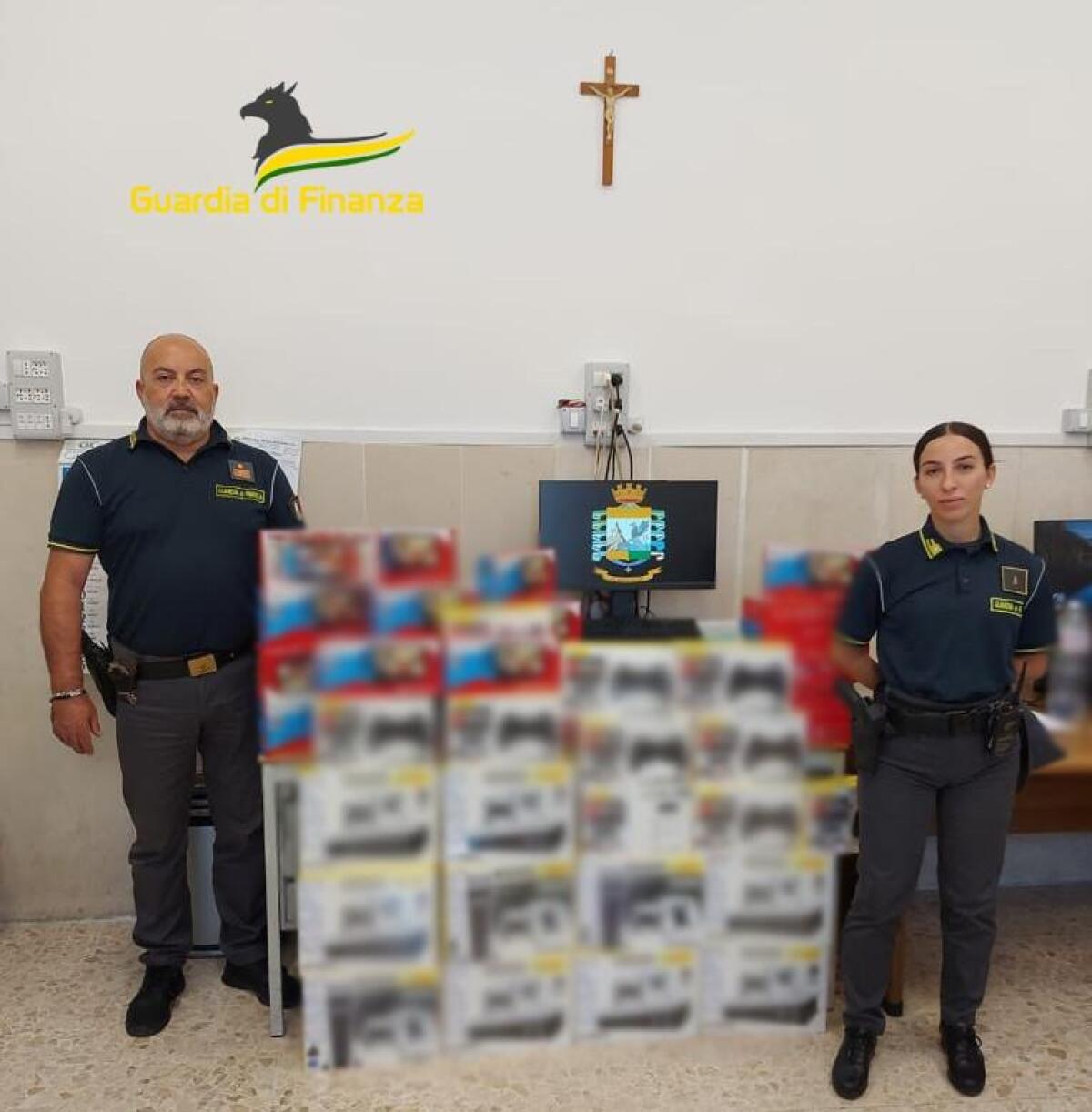 37 mila articoli contraffatti e non sicuri sequestrati in Campania dalla Guardia di Finanza - 