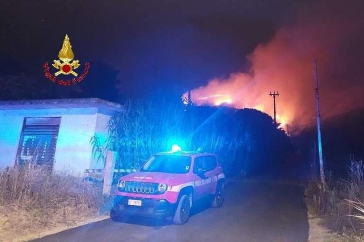 Boschi in fiamme nel Casertano, famiglie evacuate - 