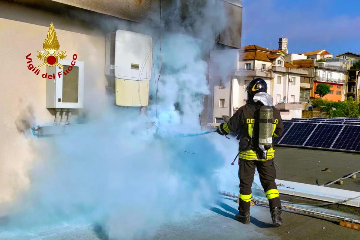 Scavo per allacciamento fognario, tranciata tubazione gas metano. - 