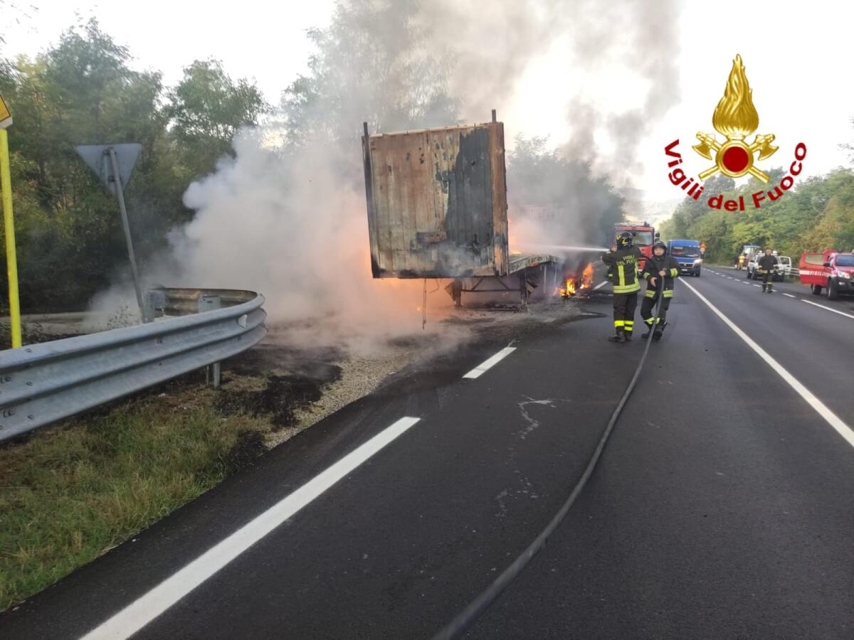 In fiamme autoarticolato con cassoni vuoti per i pomodori. - 