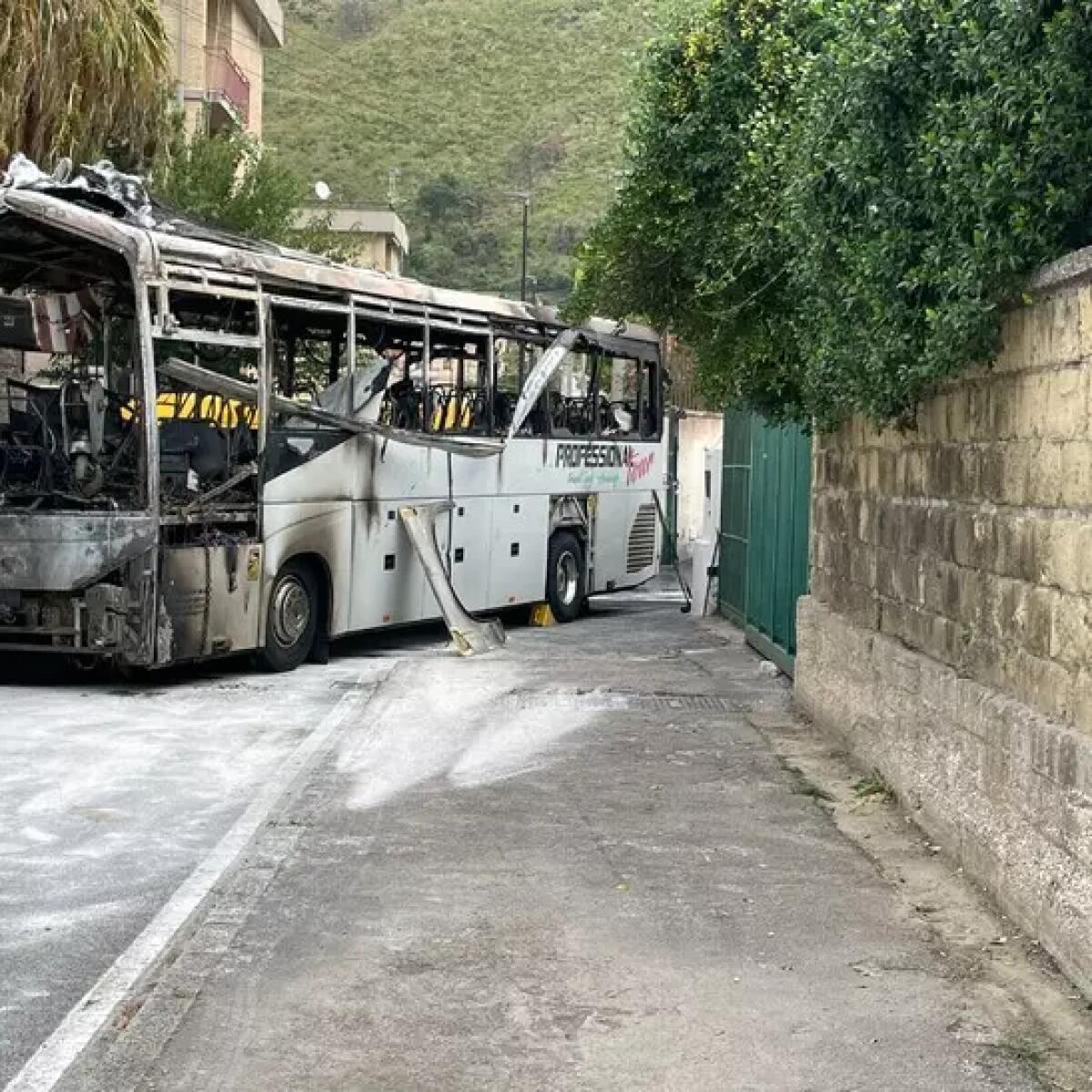 Conducente bus sfonda cancello del comune e poi incendia il mezzo - 