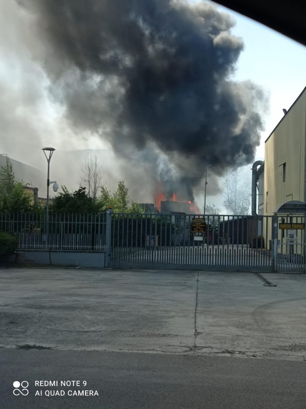 Incendio nella zona industriale di Cervinara - 