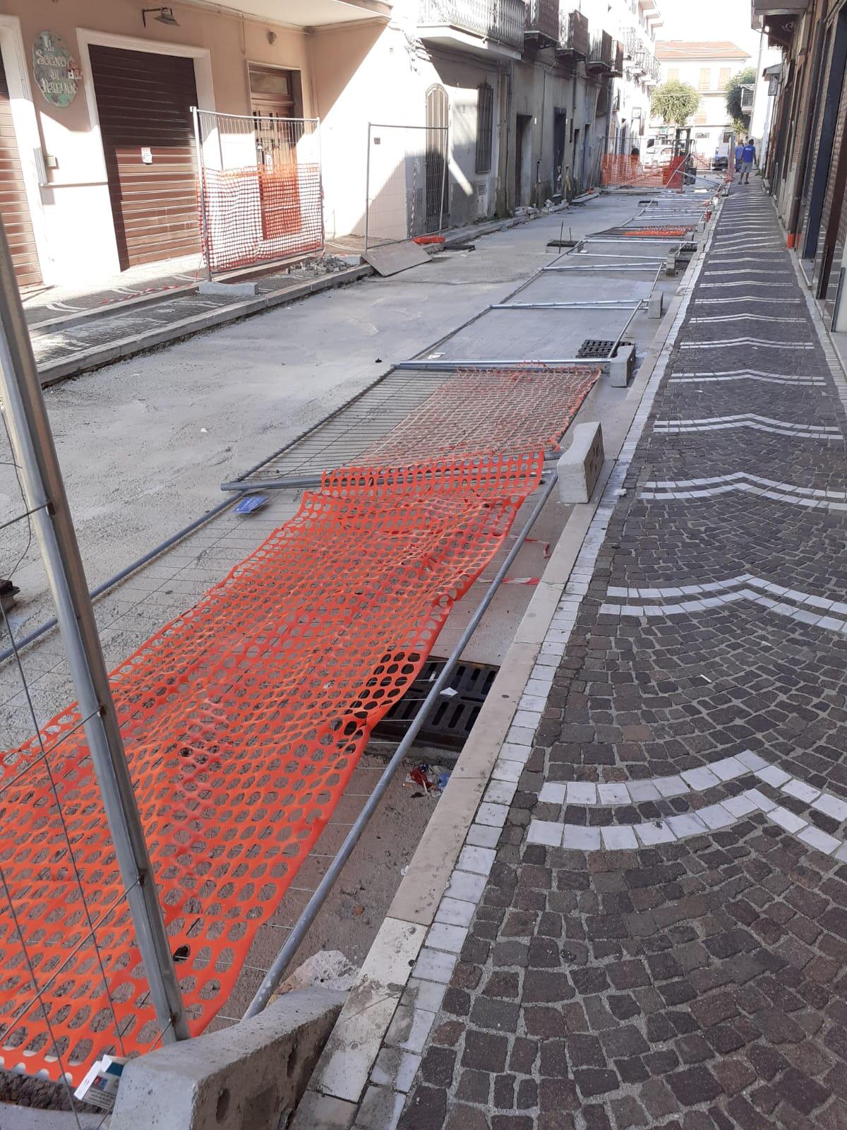 Cervinara. Cena in bianco con ferito, vandali in azione in Via Carlo del Balzo, paese senza controllo. - 