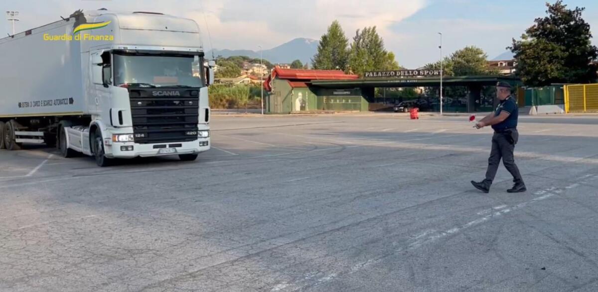 Avellino. Sottosequestro autoarticolato con rifiuti speciali - 