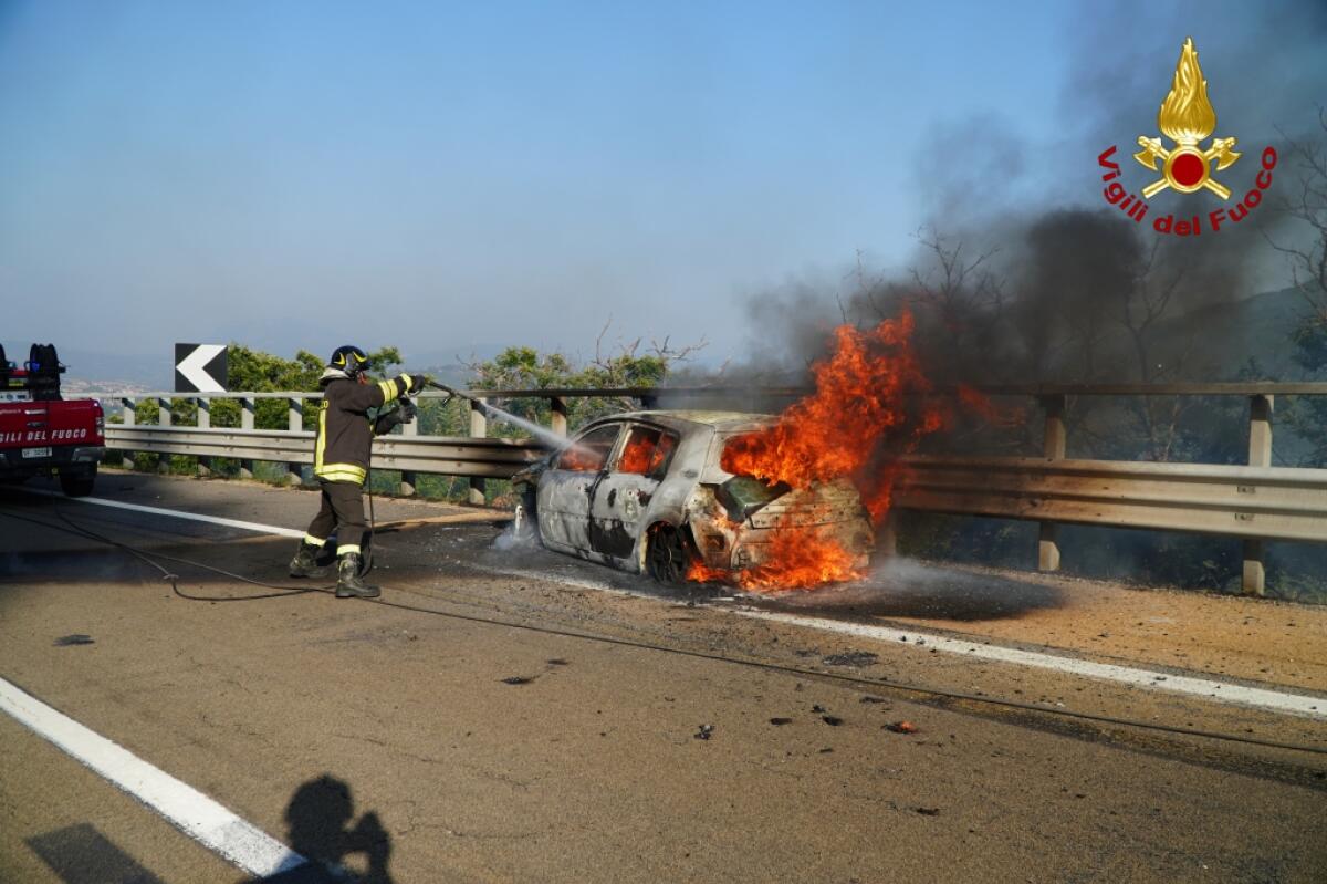 Auto in fiamme sull'A16 - 