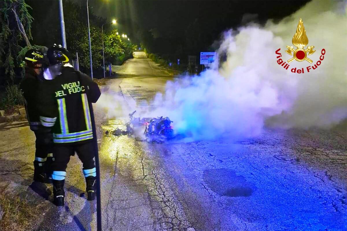Moto prende fuoco dopo impatto con auto, ferito un 22enne - 