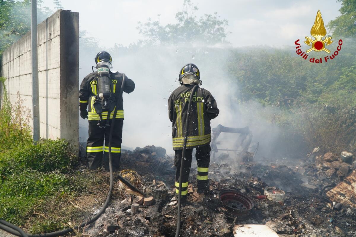 Vallo di Lauro. In fiamme veicoli in disuso e materiale di risulta - 