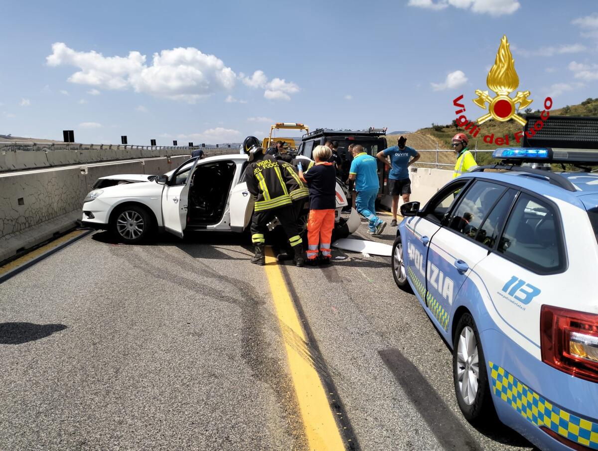 Scontro tra due auto e un furgone, ferite mamma e figlia. - 