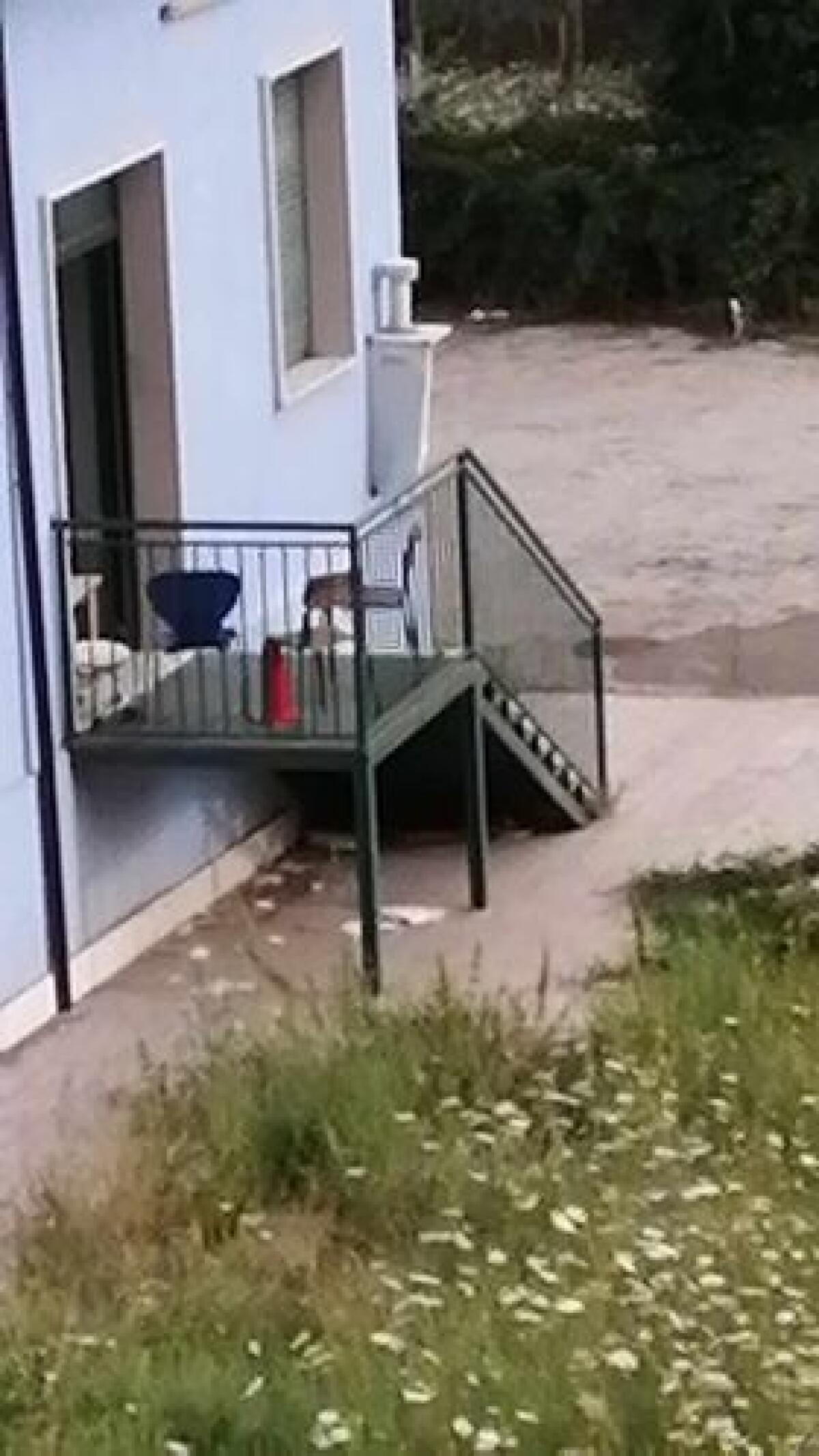 Cervinara. Scuola di Ferrari diventa luogo diurno e notturno di ritrovo giovanile. E nessuno vede.... - 
