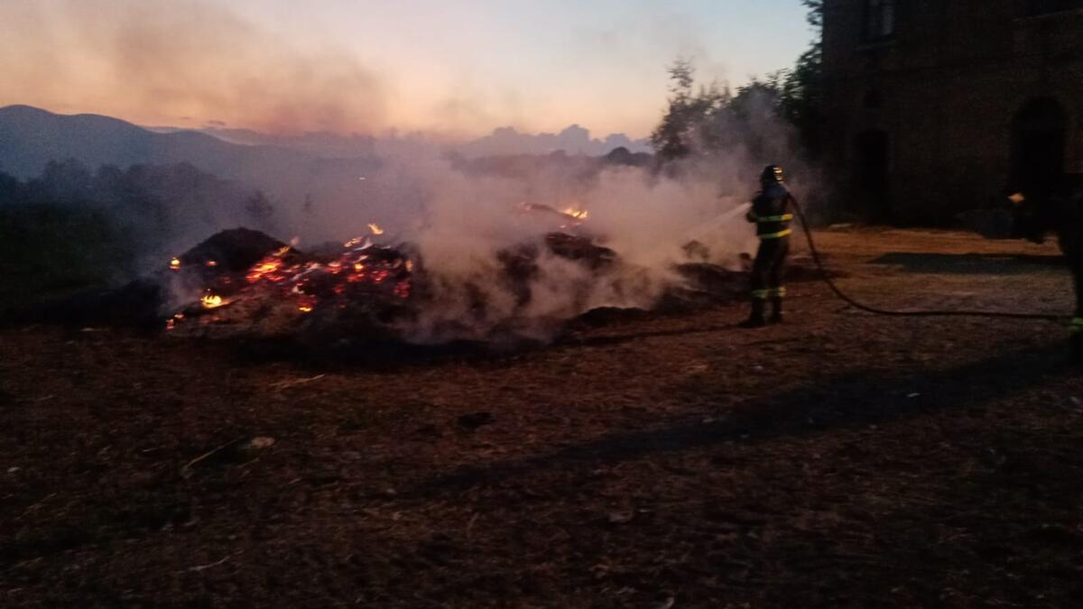 Cervinara. Incendio di rifiuti vegetali in via Torricelli - 