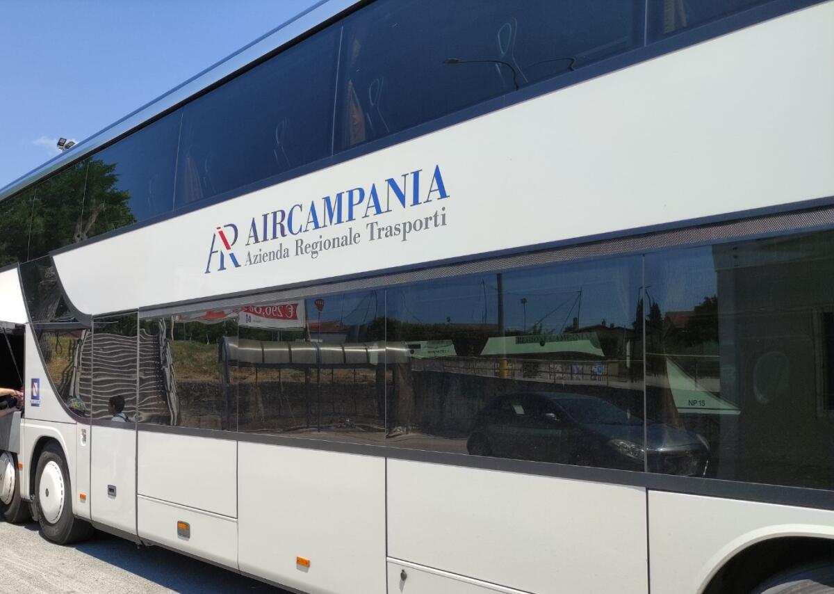 Strappa le chiavi dal quadro per fermare il bus Napoli-Foggia in corsa sull’A16, sfiorata una tragedia. - 