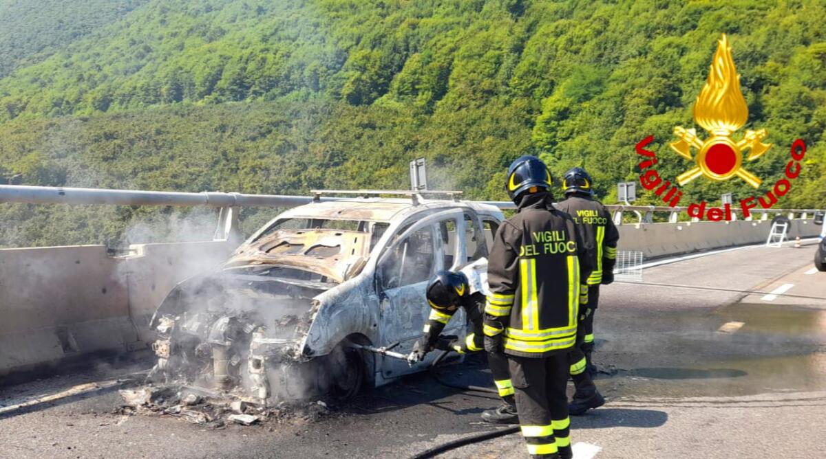 Auto in fiamme sull'A16, in salvo coppia di coniugi e tre cani - 