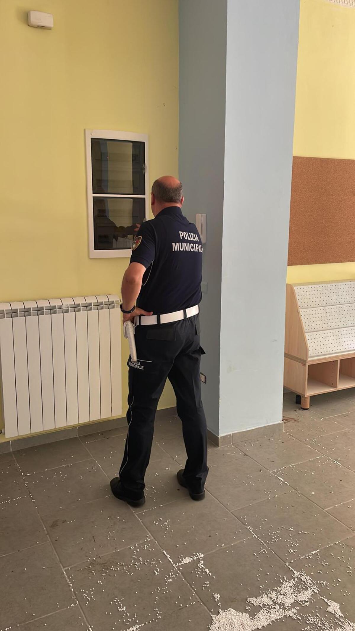 Cervinara. Sopralluogo nella scuola di Ferrari, nessun atto vandalico - 