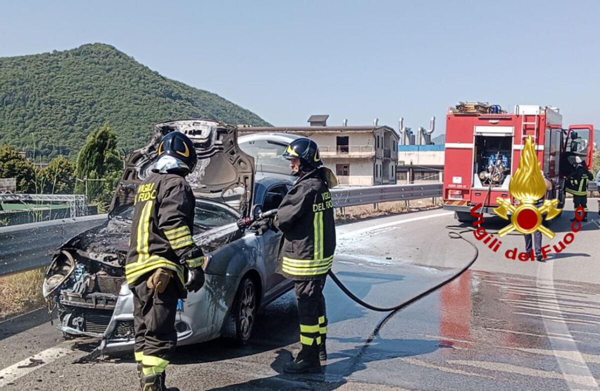 Auto in transito in fiamme sul raccordo Av-Sa - 