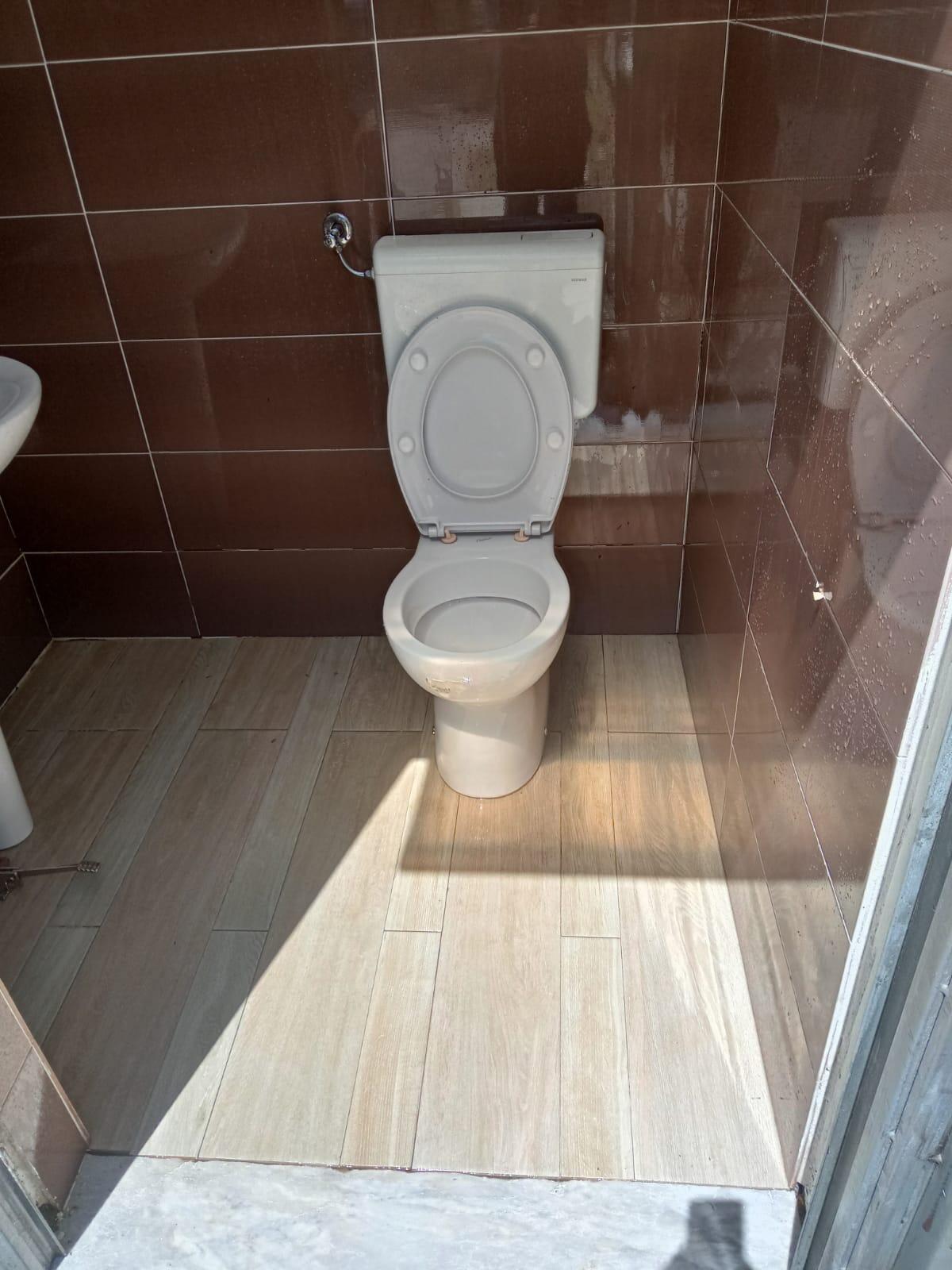 Cervinara. Pulito il bagno nella Villa Comunale, doveva provvedere il gestore del chiosco e non il comune - 