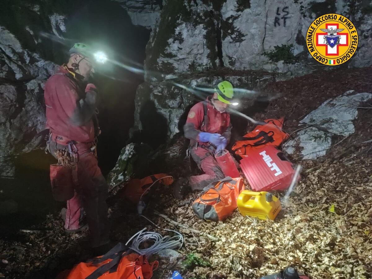 In corso operazioni di recupero speleologa infortunatasi nella Grotta del Falco - 