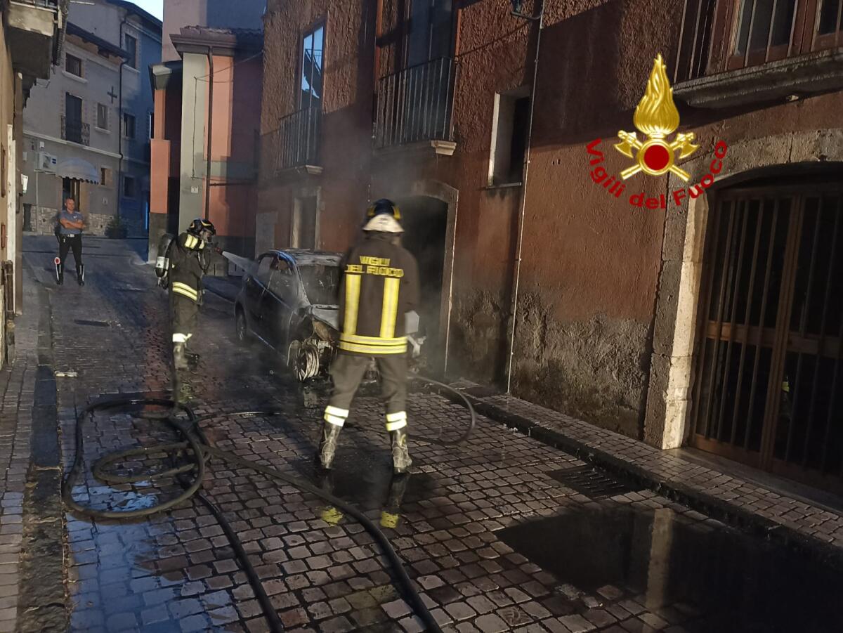 Auto in fiamme ad Avellino, indagini in corso - 