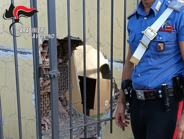 Furti in bar tabacchi: i Carabinieri intercettano l’auto dei malviventi. Indagini in corso.