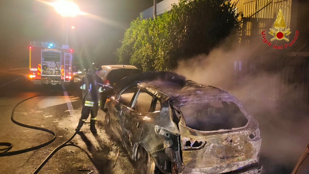 Due auto in fiamme nella notte a Solofra e Monteforte Irpino