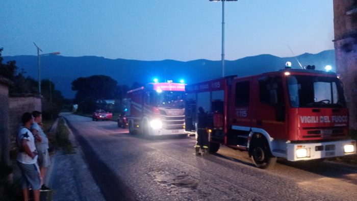 Cervinara. Incendio di rifiuti vegetali in via Torricelli