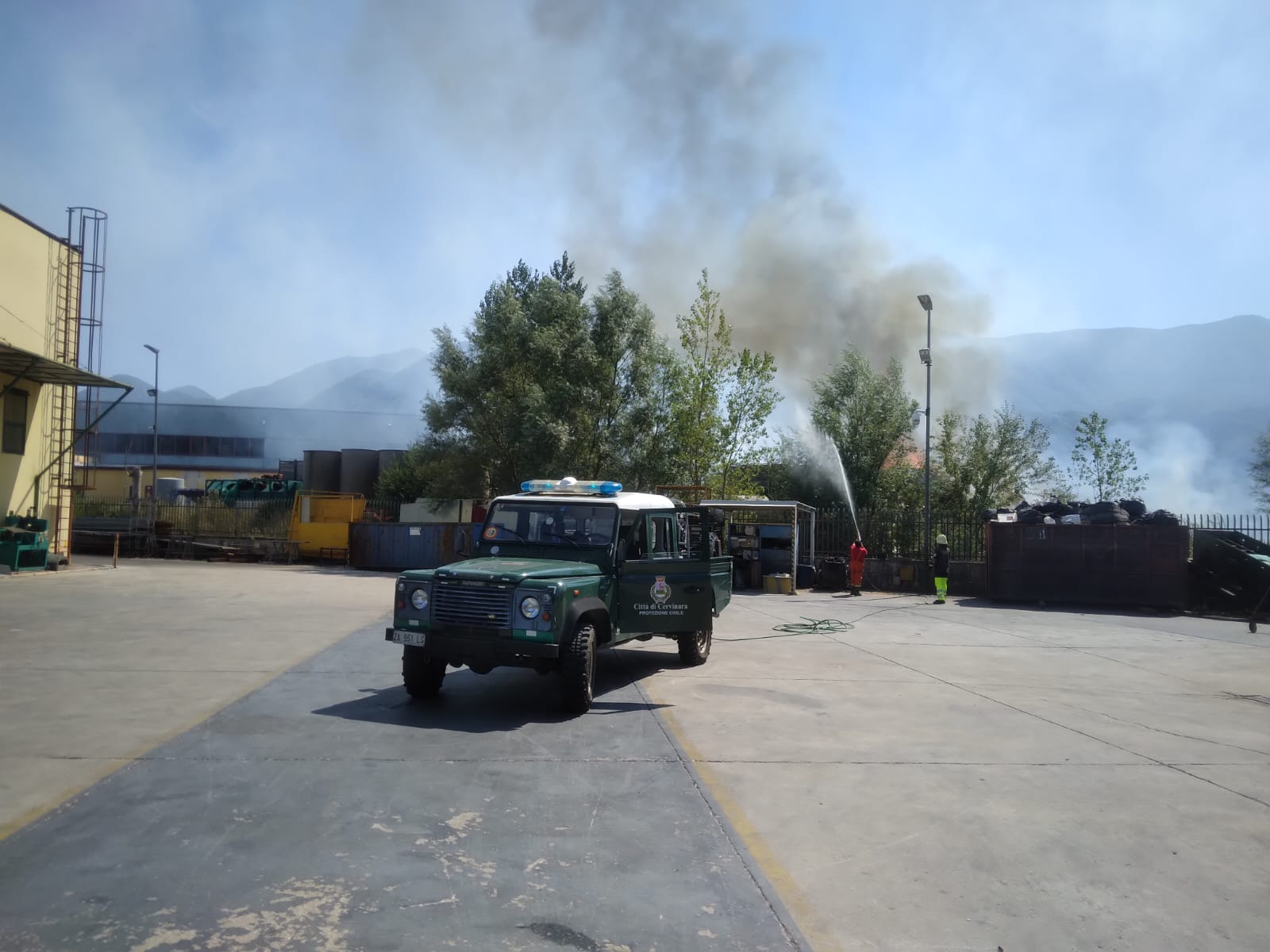 Incendio nella zona industriale di Cervinara