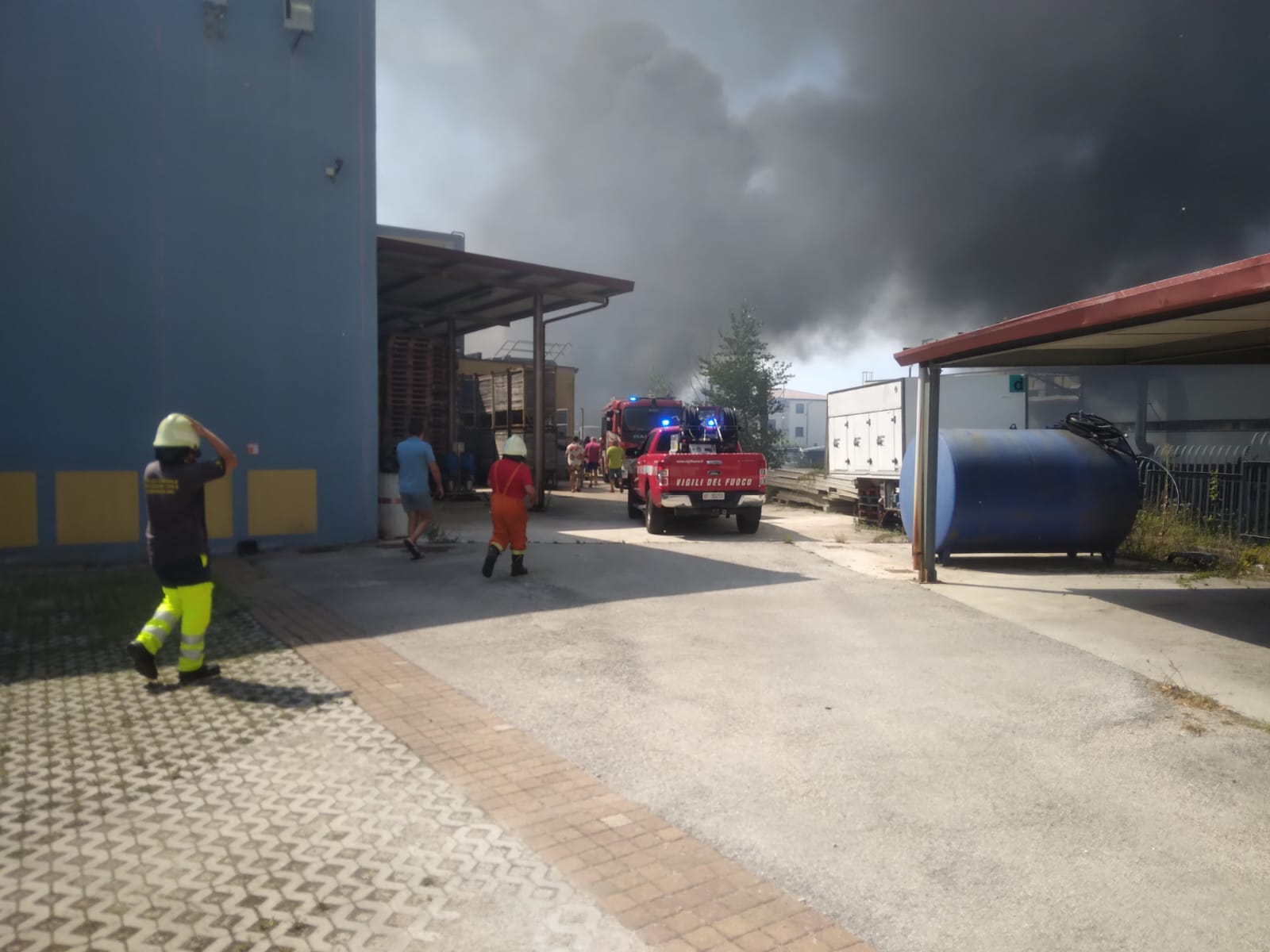 Incendio nella zona industriale di Cervinara