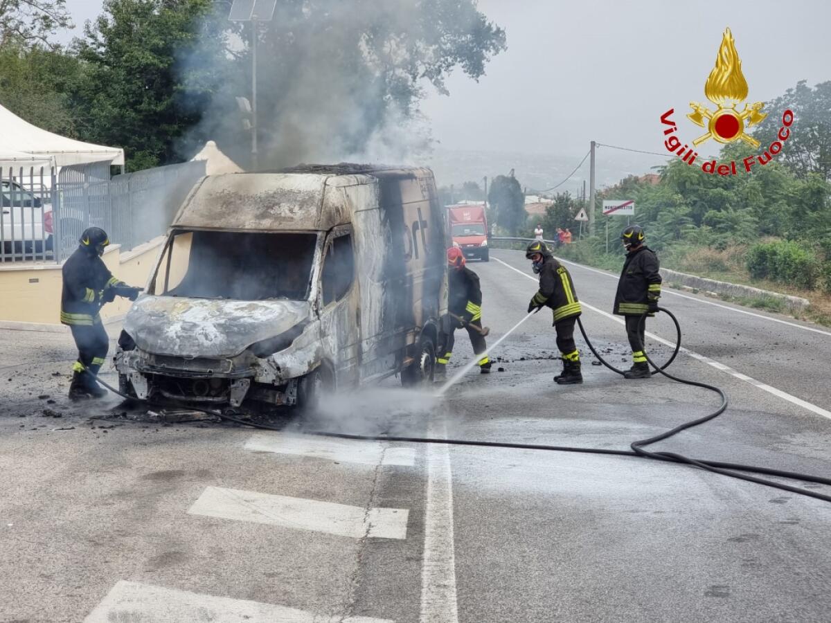 Incendio di un furgone in transito a Montemiletto. - 
