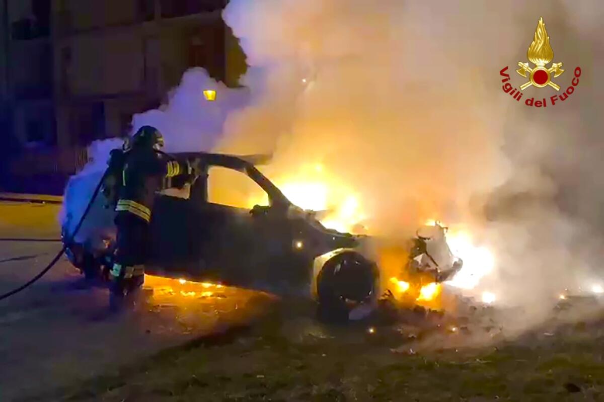 Auto in fiamme ad Atripalda indagano i Carabinieri. - 