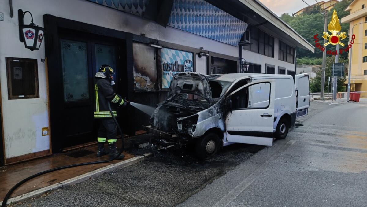In fiamme un furgone,danneggiata facciata negozio - 