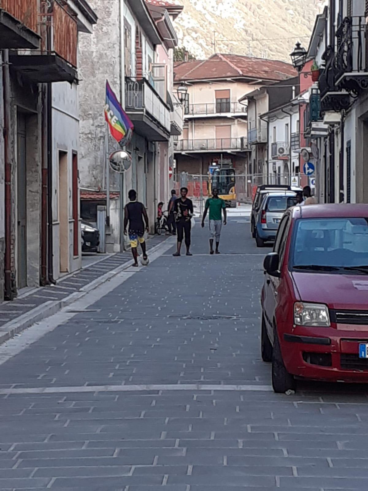 Cervinara. Via Carlo del Balzo diventa un campo di calcio...i minori (!) non accompagnati hanno bisogno di spazi dove poter trascorrere il tempo libero. - 