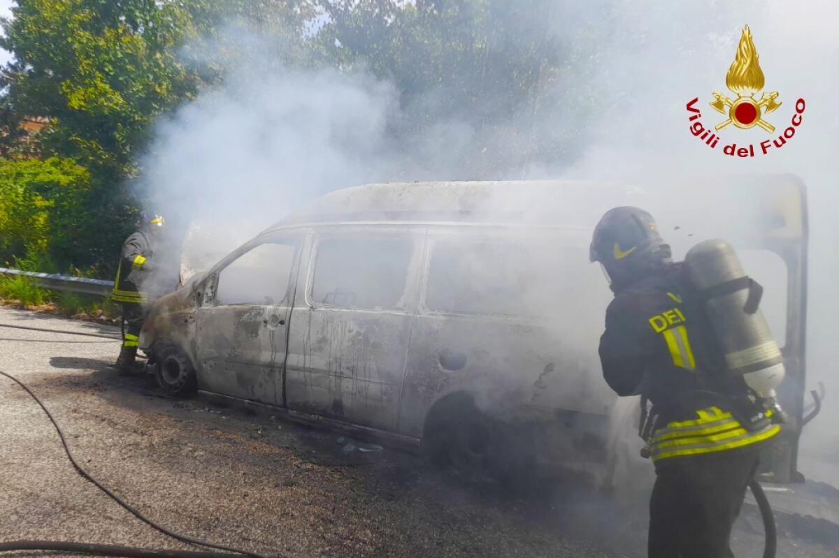 Pullmino per persone disabili in fiamme mentre sale a Montevergine - 