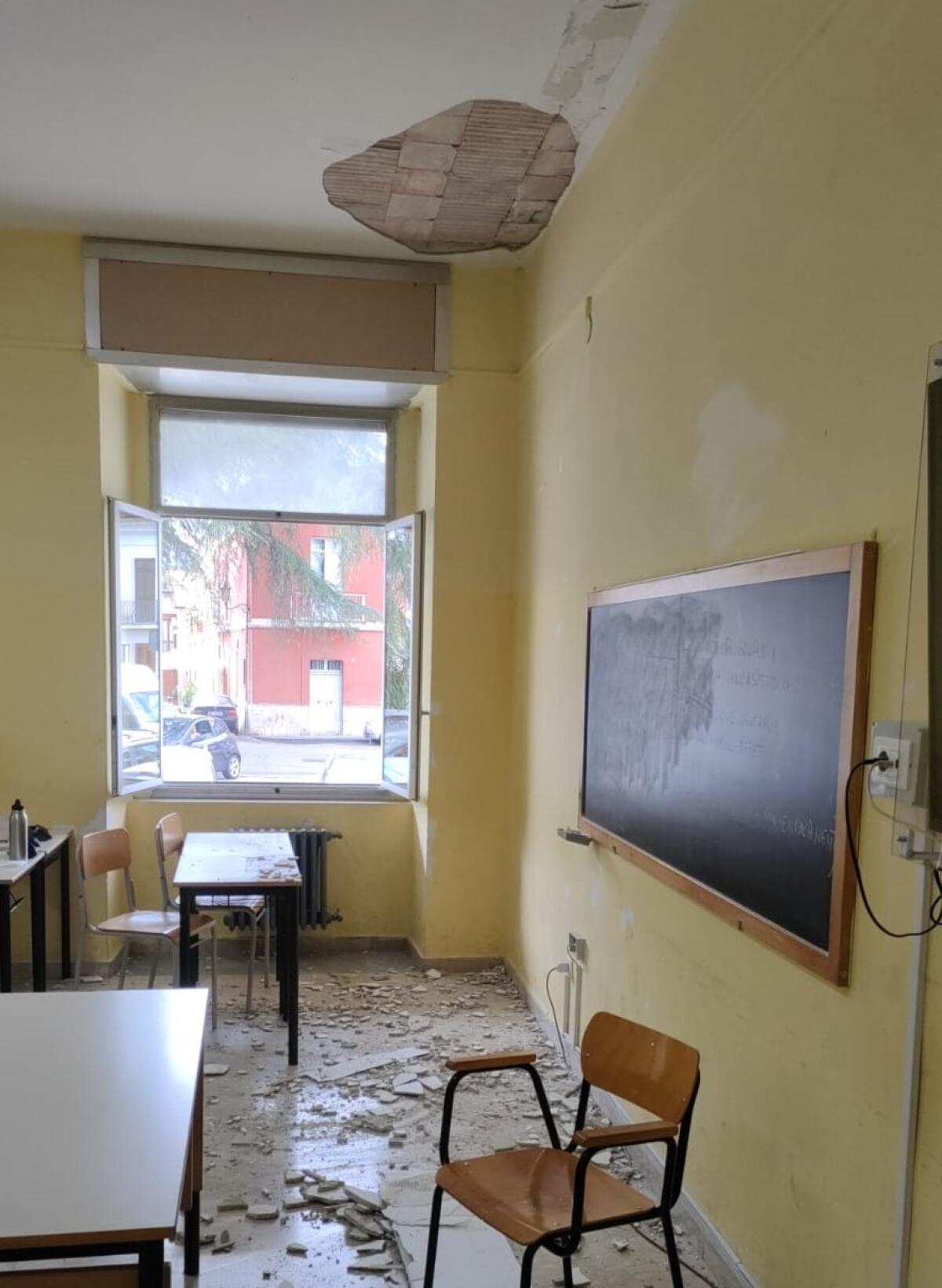 Sopralluogo dei tecnici all'Istituto Industriale "Bosco Lucarelli". - 