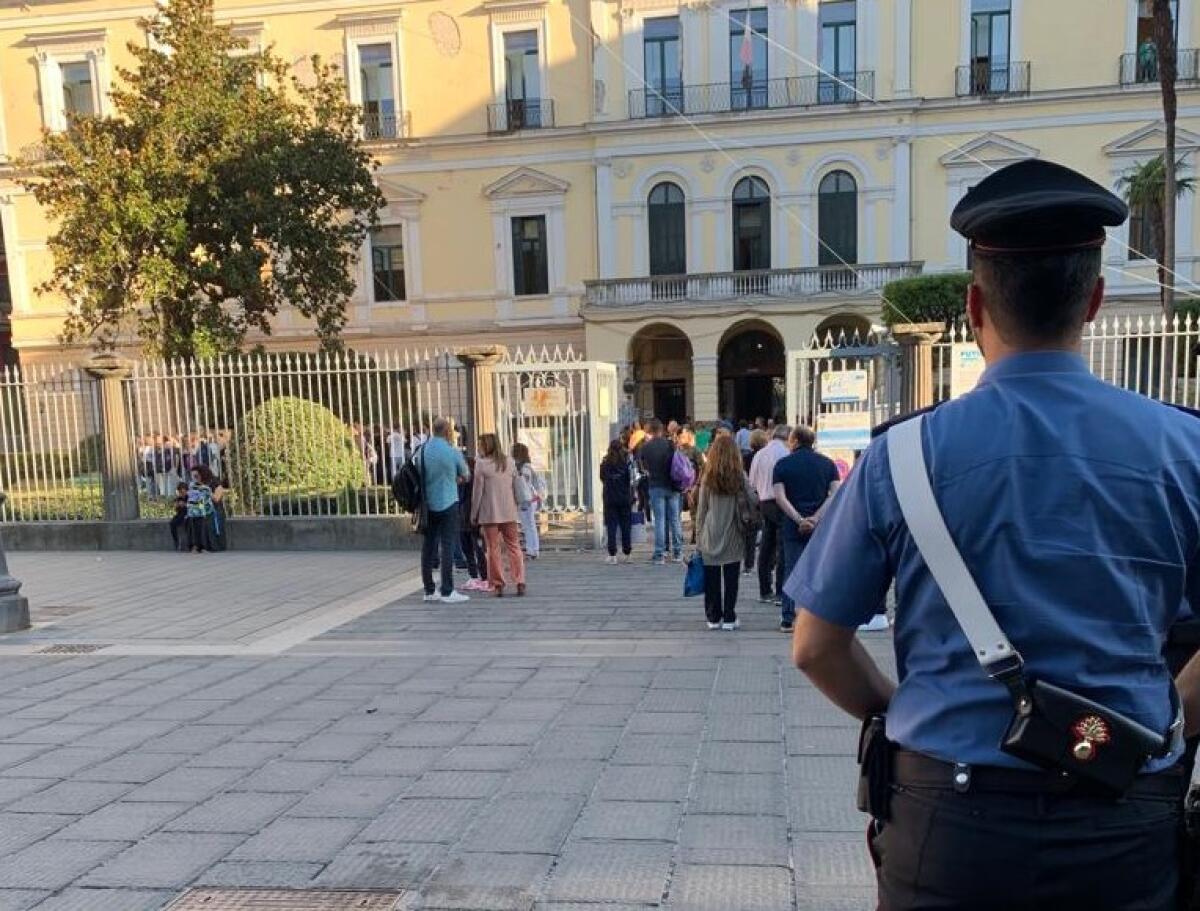 Inizio sereno dell'anno scolastico nelle scuole dell'Irpinia, con la presenza dei Carabinieri fuori agli istituti. - 