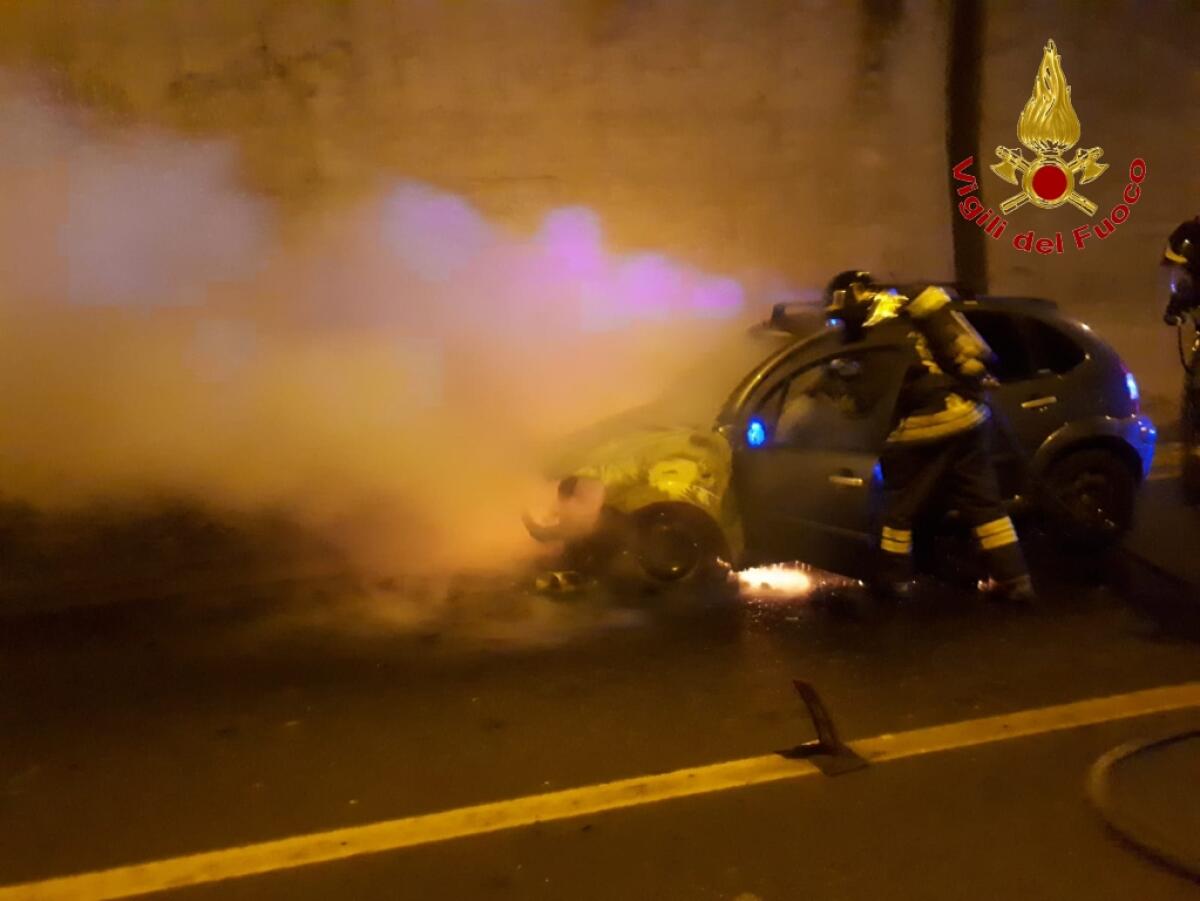 Auto in fiamme sotto galleria Monte Pergola - 
