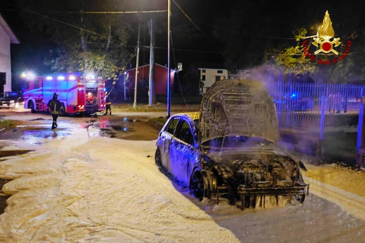 Auto in sosta data alle fiamme a Serino - 