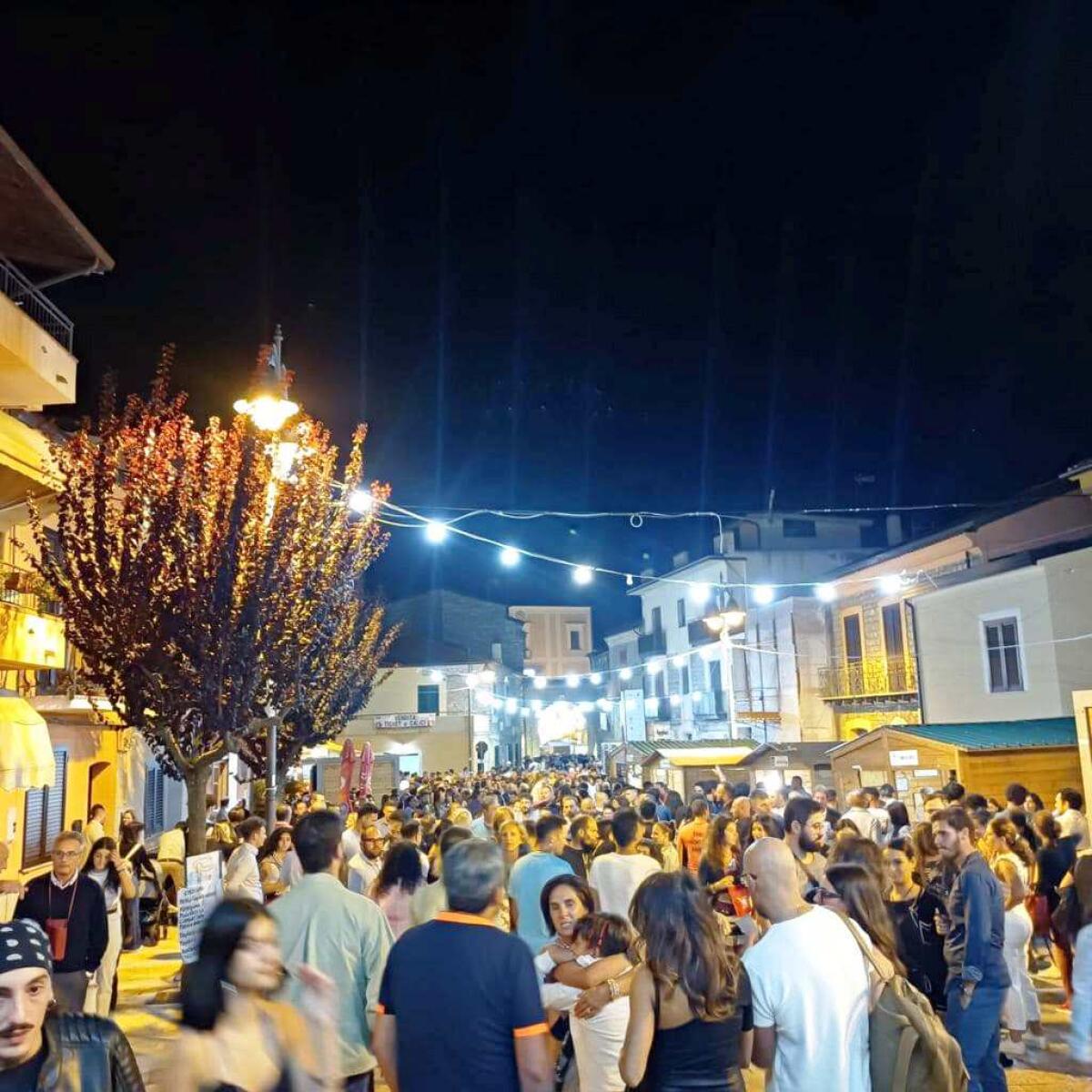 Migliaia di enoturisti nel Borgo ai piedi del Taburno. - 