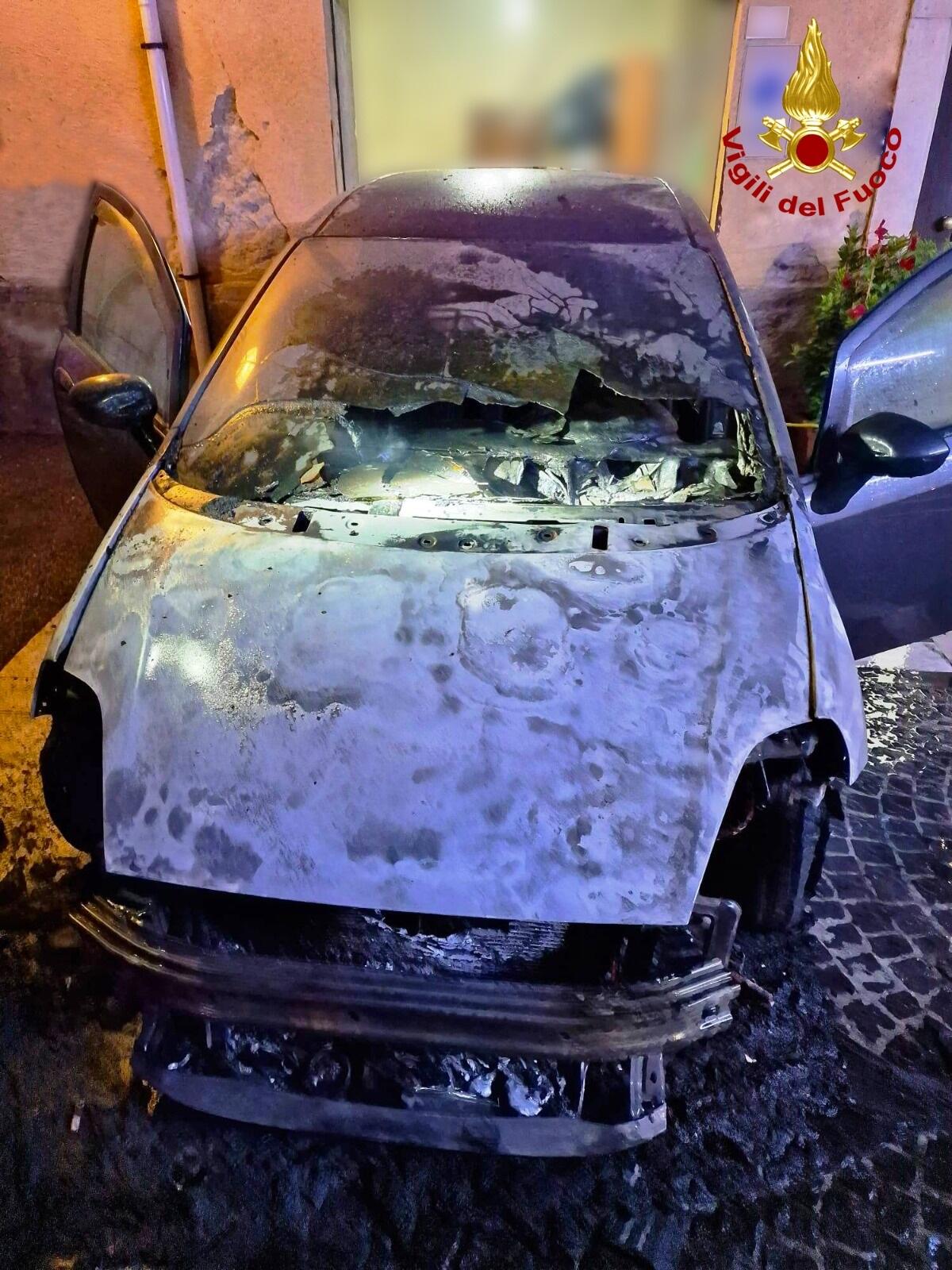 Auto in fiamme a Solofra - 