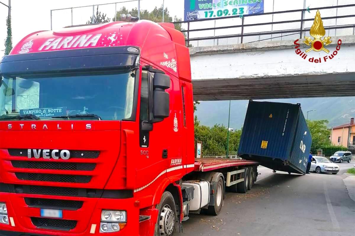 Autoarticolato si incastra sotto un ponte e perde container che trasportava - 