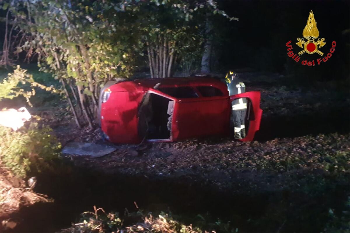 26enne si ribalta con l'auto e finisce in un terreno - 