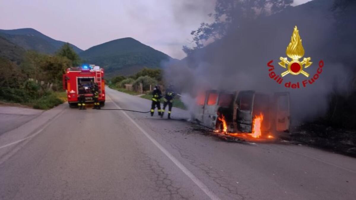 Pulmino con sei persone a bordo in fiamme: paura a Mugnano del Cardinale. - 
