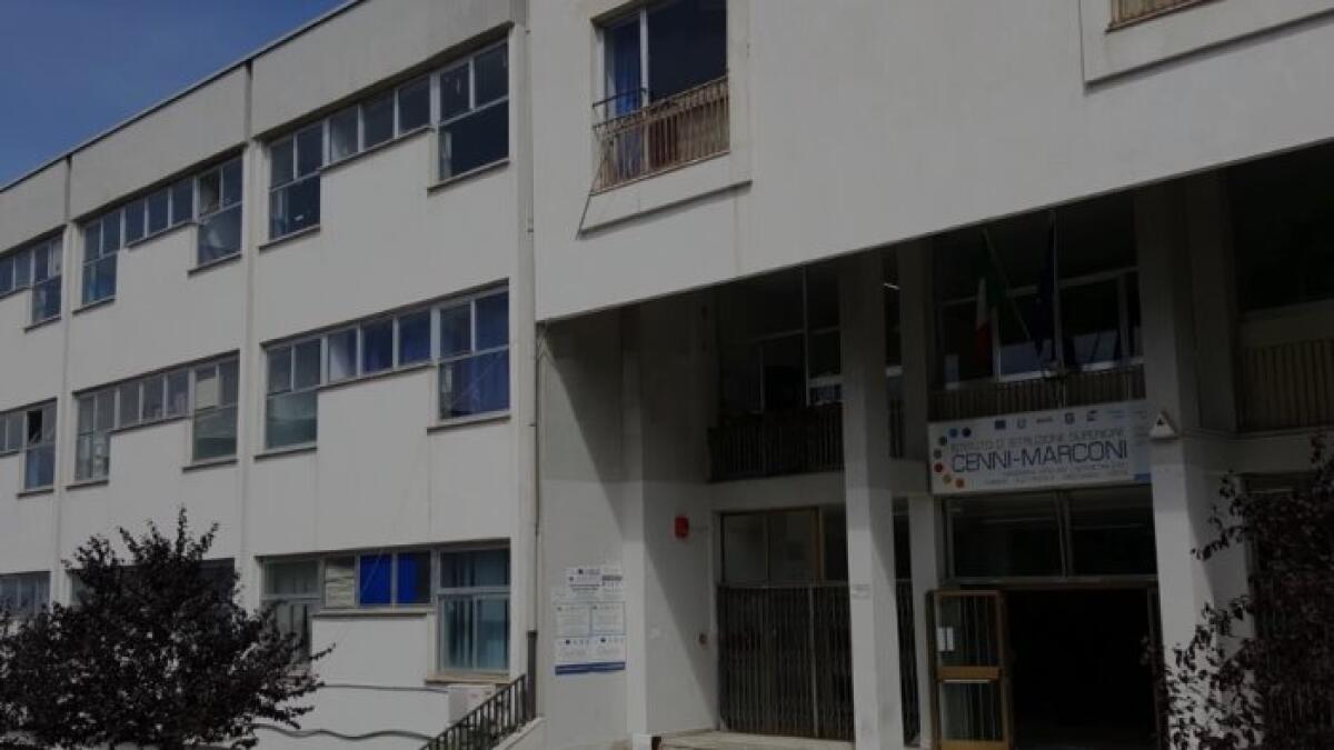 Entra in aula e spara alla professoressa con una pistola a pallini - 