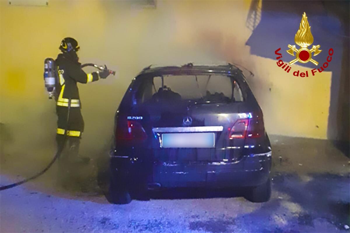 Auto in  fiamme a Montoro, danneggiata facciata Chiesa Delle Grazie - 