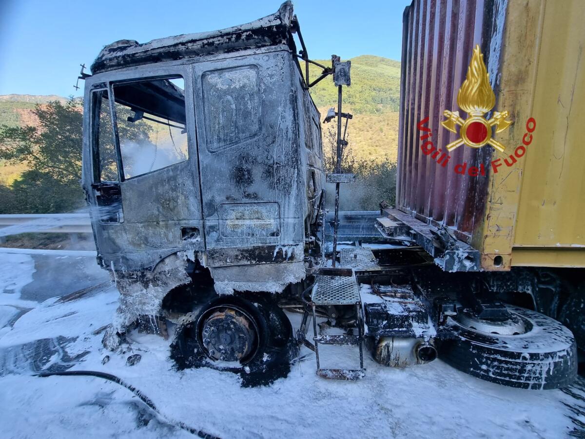 Incendio di un'autocarro sull'A16 - 